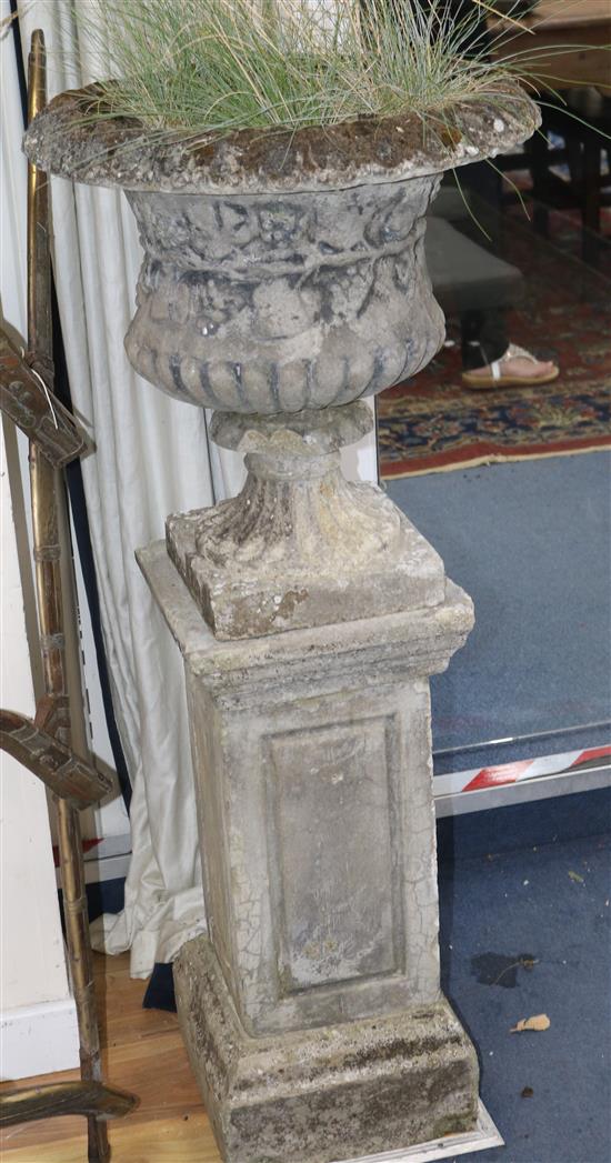 A pair of garden urns on bases W. approx. 50cm